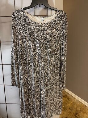 Old Navy Leopard Print Long Sleeve Dress in Black and Cream